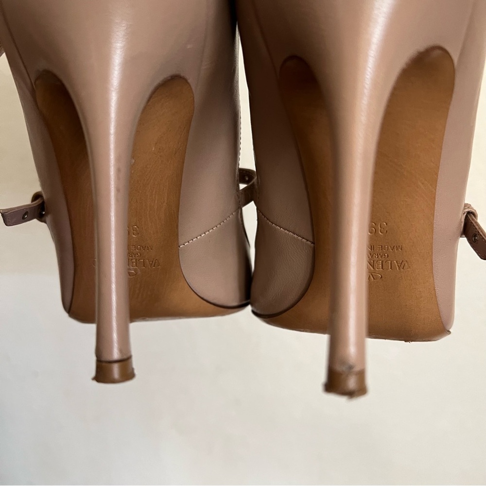 Valentino Garavani Nude Heels - Picture 4 of 16
